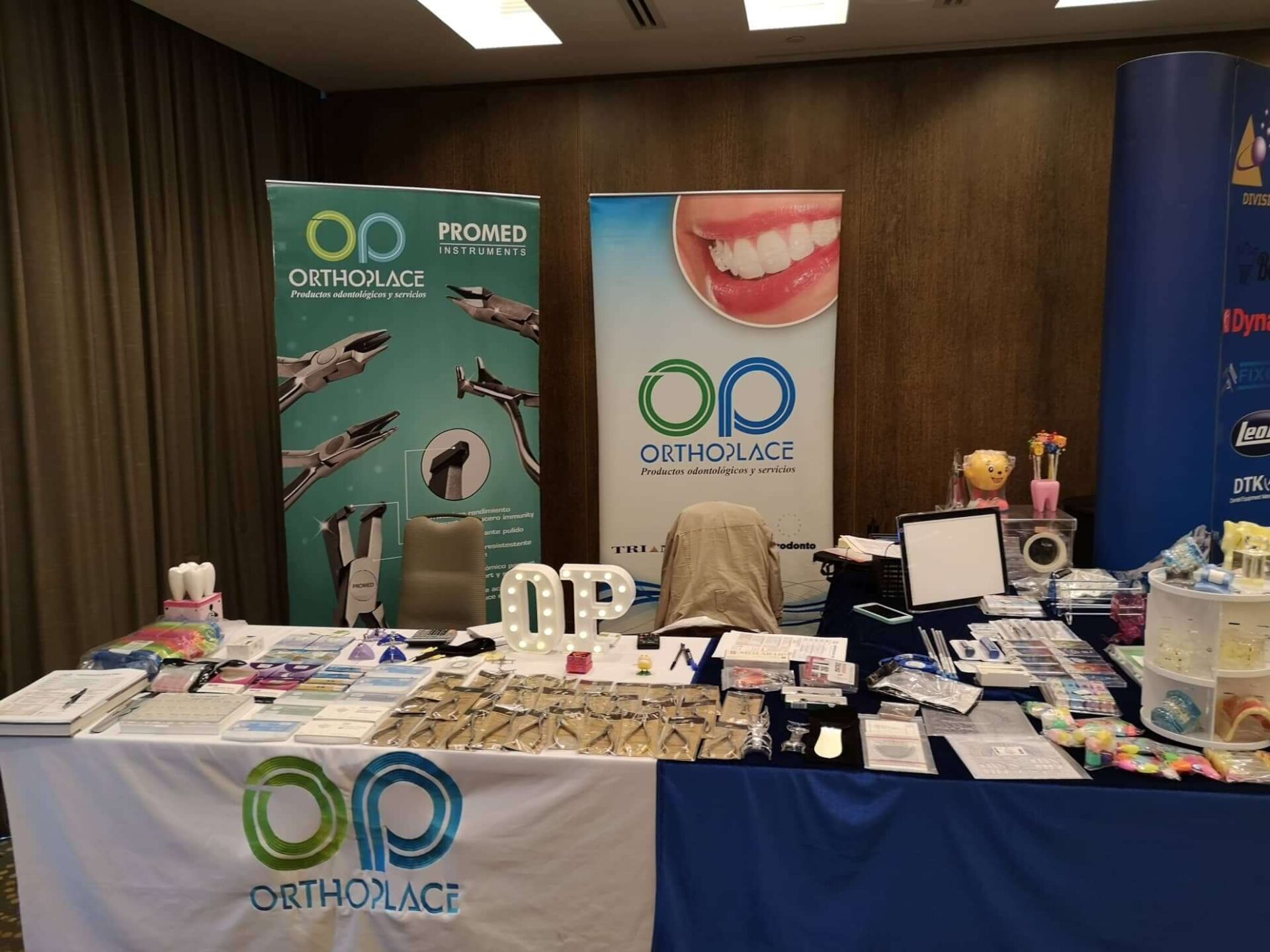 Stand de Orthoplace en una visita de estudios